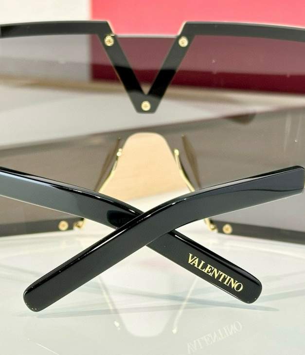 Picture of Valentino Sunglasses _SKUfw66121521fw